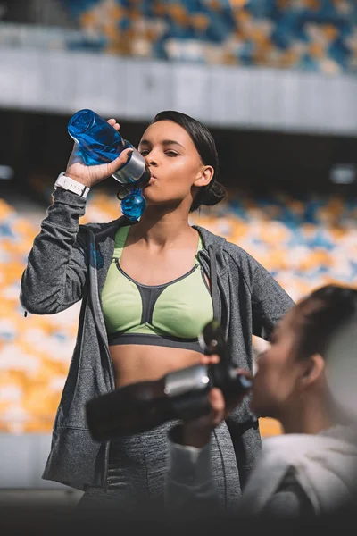 Спортсменка питної води — стокове фото