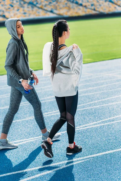 Jóvenes deportistas en el estadio - foto de stock