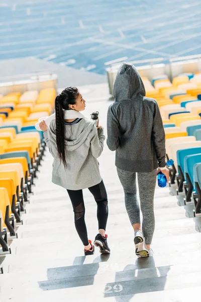 Jóvenes deportistas en el estadio - foto de stock