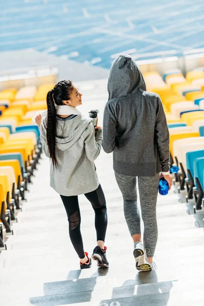 Jóvenes deportistas en el estadio - foto de stock