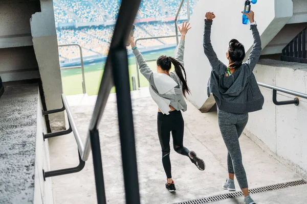 Спортсменки бегут на стадион — стоковое фото