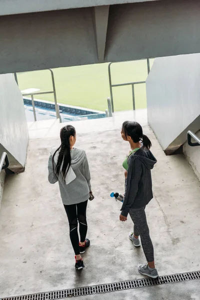 Deportistas en barandilla en el estadio - foto de stock