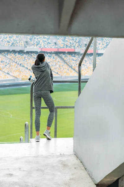 Спортсменка за перилами на стадионе — стоковое фото