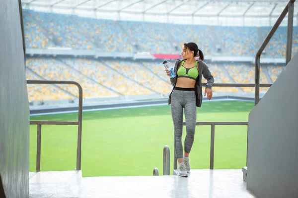 Sportlerin am Geländer am Stadion — Stockfoto