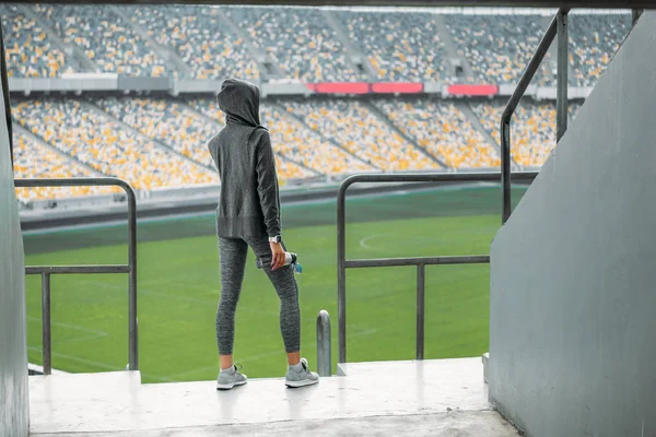 Sportlerin am Geländer am Stadion — Stockfoto