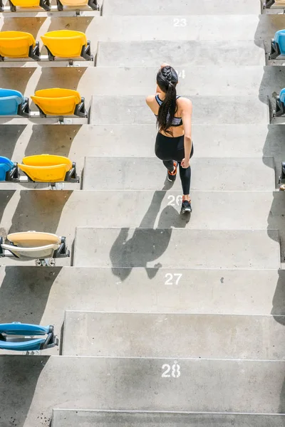 Sportive courant sur les escaliers du stade — Photo de stock