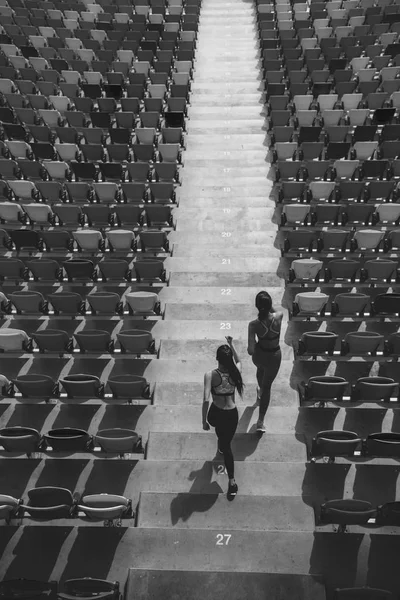 Sportlerinnen laufen auf Stadiontreppe — Stockfoto