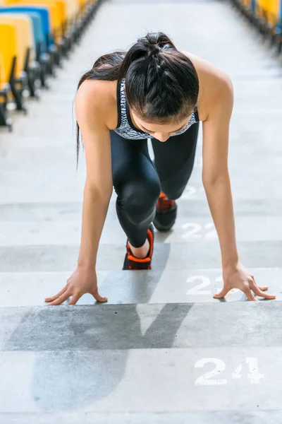 Sportlerin in Startposition — Stockfoto