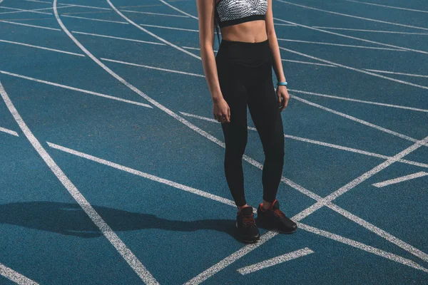 Sportlerin steht auf Laufstrecke — Stockfoto
