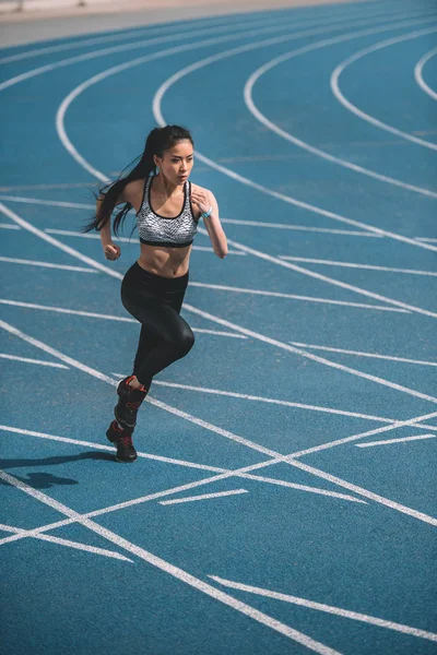 Sportlerin läuft auf Stadion zu — Stockfoto