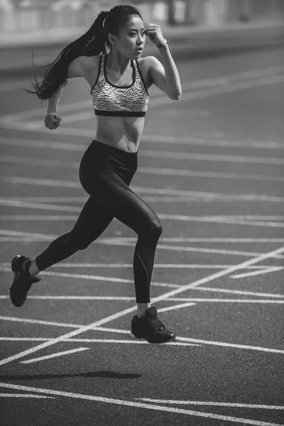 Sportlerin läuft auf Stadion zu — Stockfoto