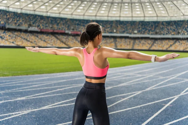 Sportswoman exercice sur le stade — Photo de stock