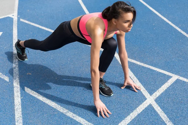 Sportswoman sur la ligne de départ — Photo de stock