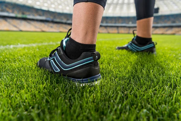 Sportswoman standing on grass — Stock Photo