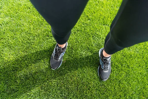Спортсменка стоит на траве — стоковое фото