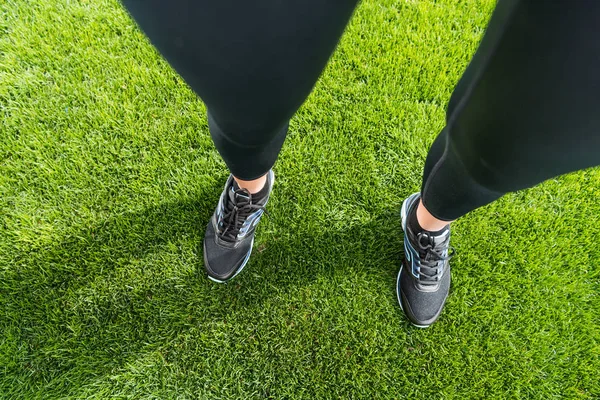 Sportswoman debout sur l'herbe — Photo de stock