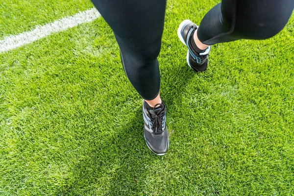 Sportswoman debout sur l'herbe — Photo de stock