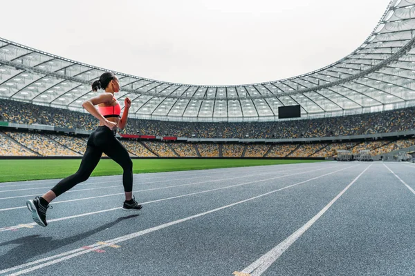 Sportswoman courir sur le stade — Photo de stock