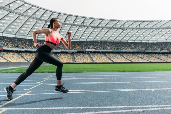 Sportswoman courir sur le stade — Photo de stock