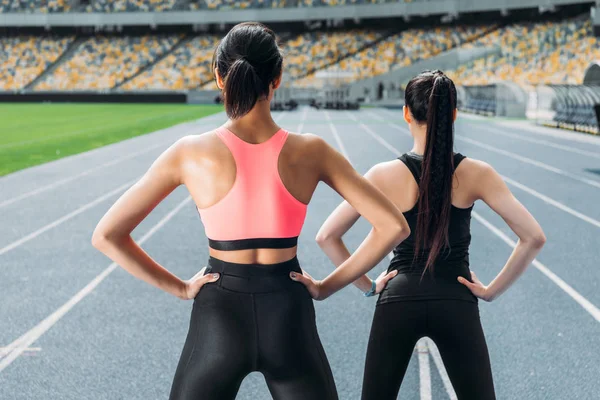 Sportlerinnen trainieren im Stadion — Stockfoto
