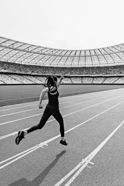 Sportlerin läuft auf Stadion zu — Stockfoto