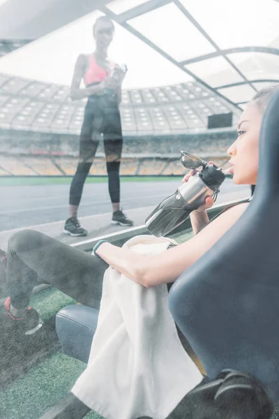 Sportive che riposano sullo stadio — Foto stock