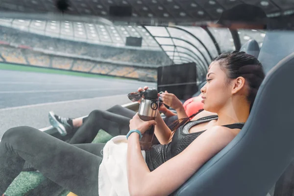 Sportive che riposano sullo stadio — Foto stock