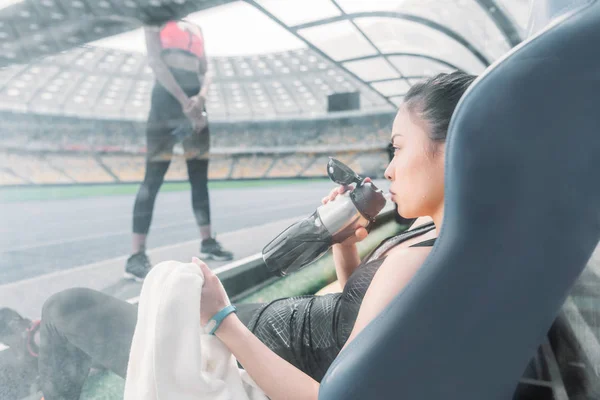 Спортсменки отдыхают на стадионе — стоковое фото