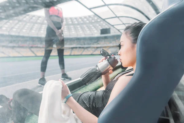 Desportistas descansando no estádio — Fotografia de Stock