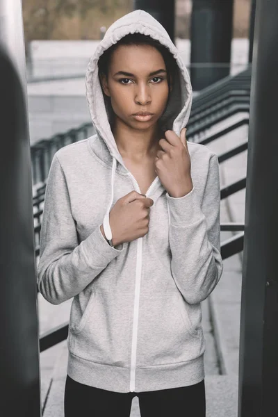 Joven deportista posando - foto de stock