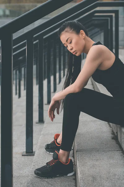 Sportswoman formation sur les escaliers du stade — Photo de stock