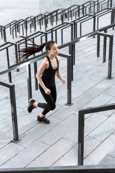 Sportlerin trainiert auf Stadiontreppe — Stockfoto