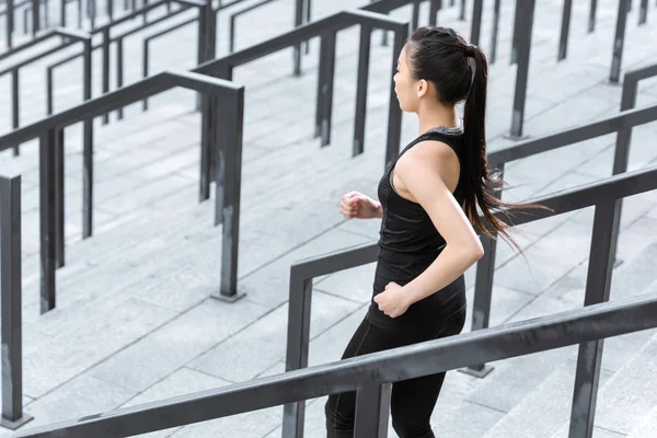 Sportlerin trainiert auf Stadiontreppe — Stockfoto