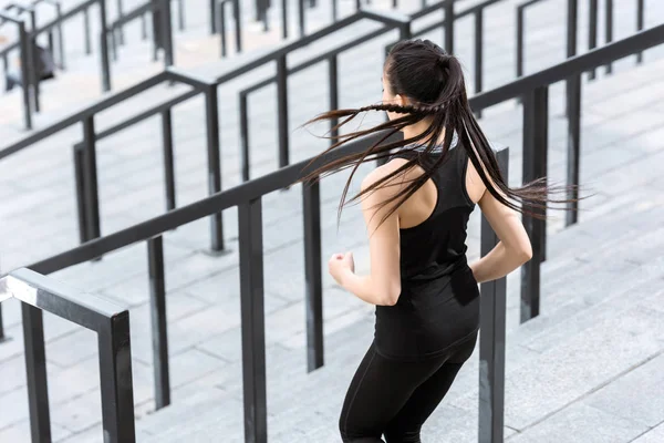 Sportlerin trainiert auf Stadiontreppe — Stockfoto