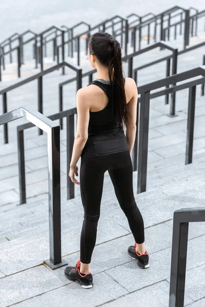 Sportlerin trainiert auf Stadiontreppe — Stockfoto