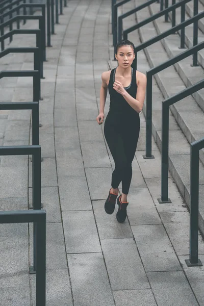 Entrenamiento de deportista en las escaleras del estadio - foto de stock