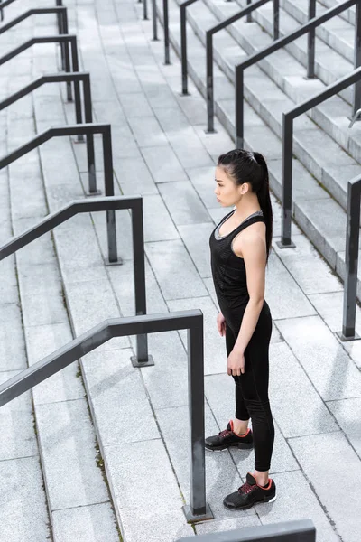 Спортсменка заняття на стадіоні сходи — стокове фото