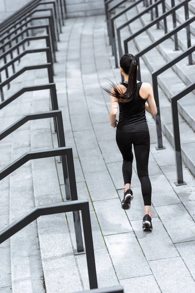 Спортсменка тренируется на лестнице стадиона — стоковое фото