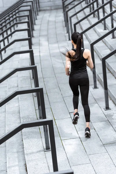 Sportlerin trainiert auf Stadiontreppe — Stockfoto