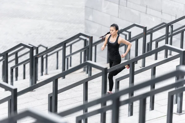 Entrenamiento de deportista en las escaleras del estadio - foto de stock