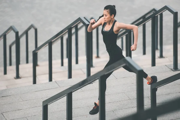 Entrenamiento de deportista en las escaleras del estadio - foto de stock