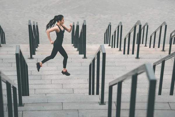 Sportlerin trainiert auf Stadiontreppe — Stockfoto