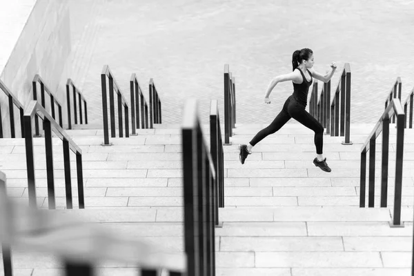 Entrenamiento de deportista en las escaleras del estadio - foto de stock