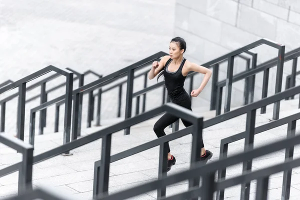 Спортсменка заняття на стадіоні сходи — стокове фото