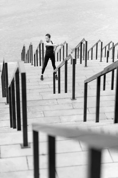 Sportlerin trainiert auf Stadiontreppe — Stockfoto