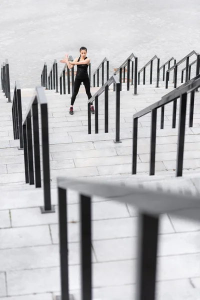 Entrenamiento de deportista en las escaleras del estadio - foto de stock