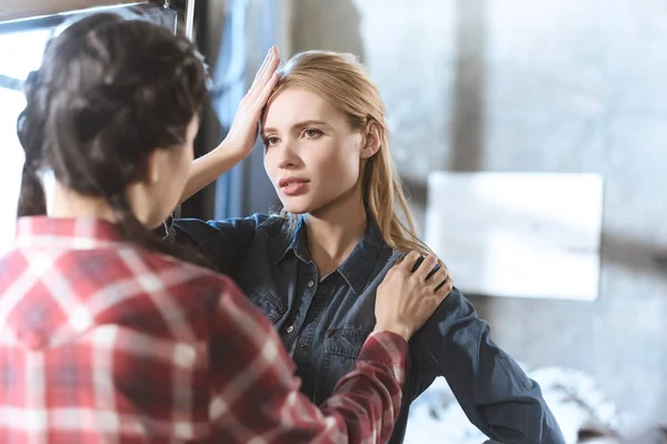 Donna sostenere la sua ragazza in depressione — Foto stock