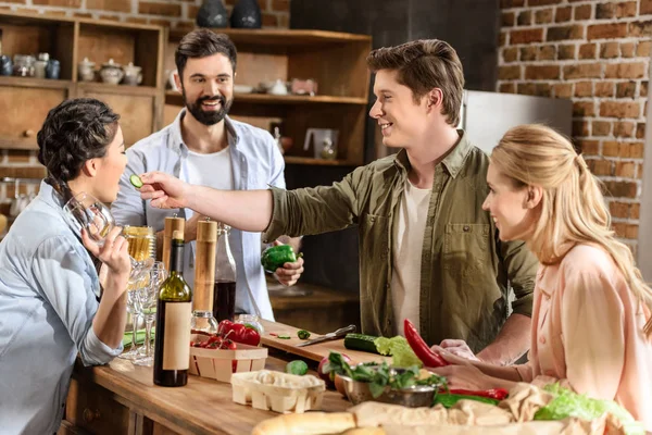 Les gens qui s'amusent à la maison fête — Photo de stock