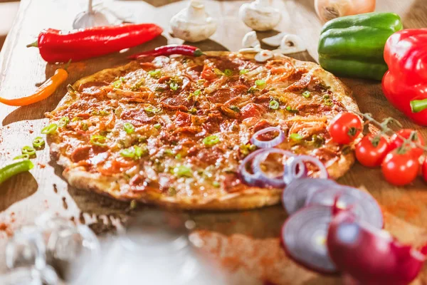 Pizza italiana con salame piccante — Foto stock