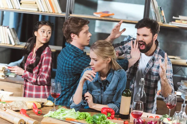 Junges Paar streitet — Stockfoto